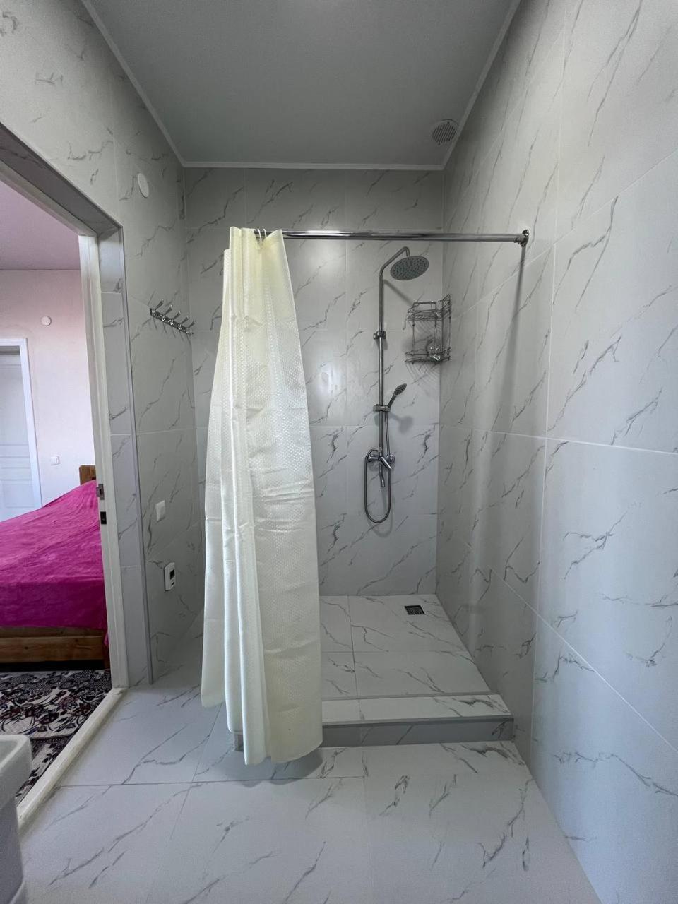 Emir Guest House In Karakol Quarto foto